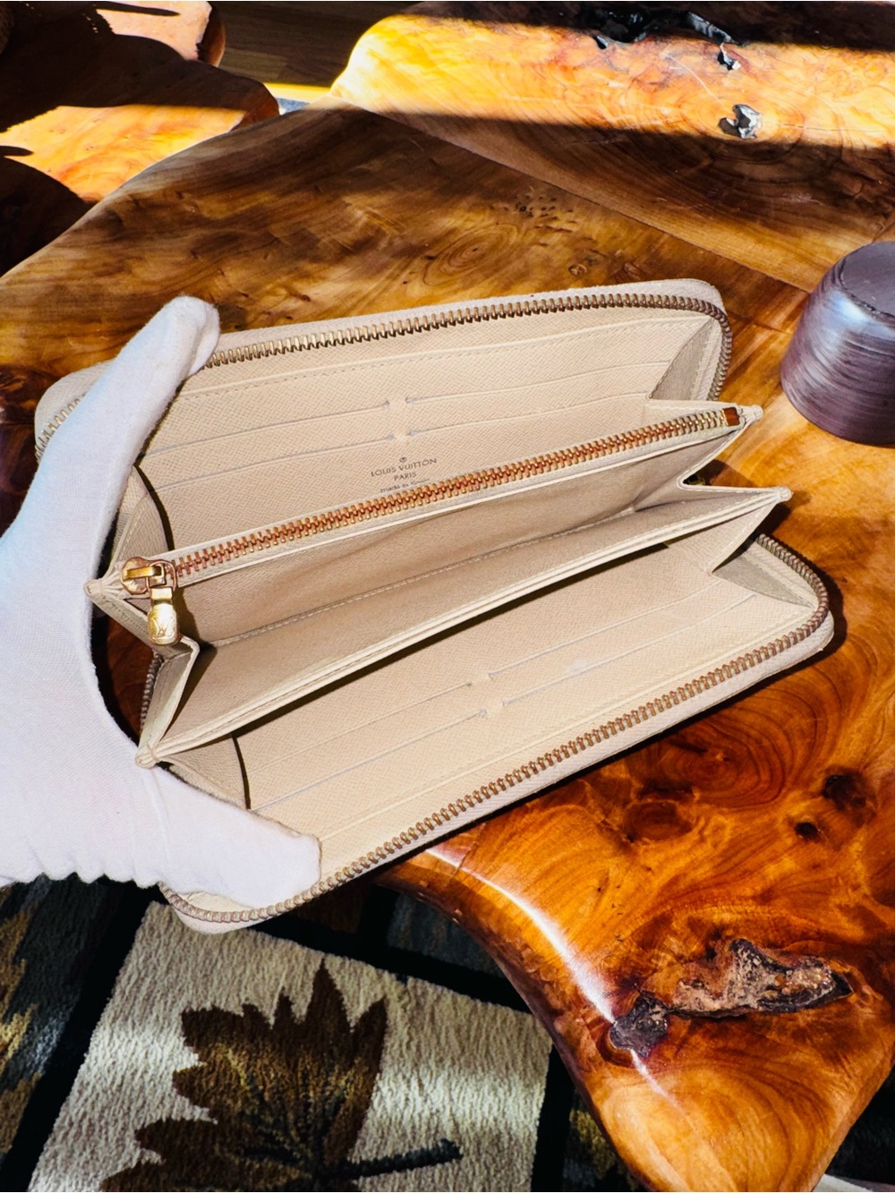 Louis Vuitton Zippy Wallet in the iconic Damier Azur pattern,  coated canvas. - Picture 7 of 17